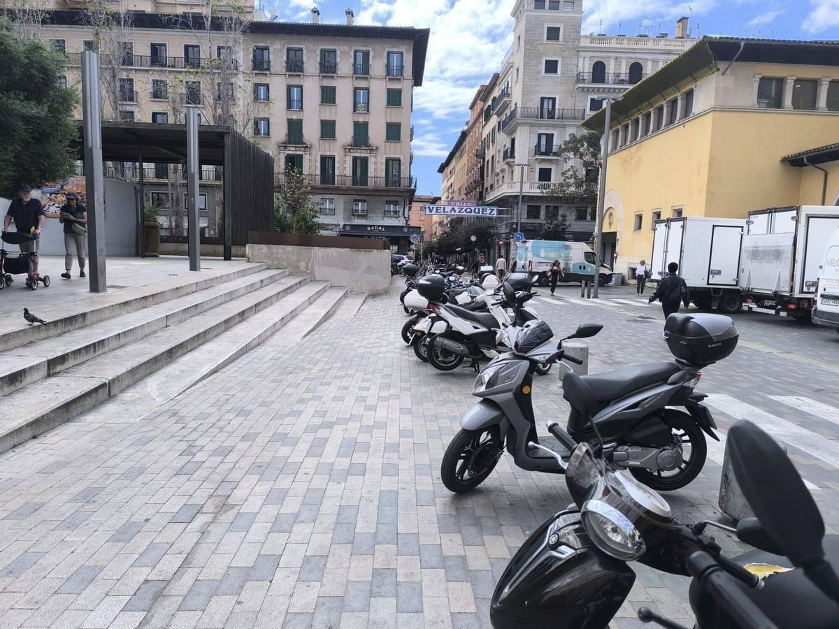 Motocicletas mal aparcadas en la Plaza del Comtat Rosselló en Palma.