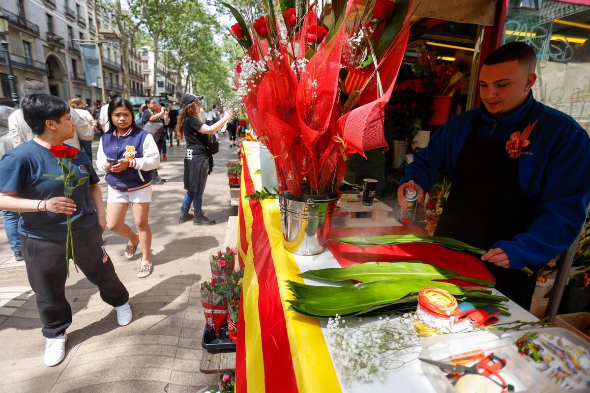 Ambiente previo al día de Sant Jordi en La Rambla de Barcelona