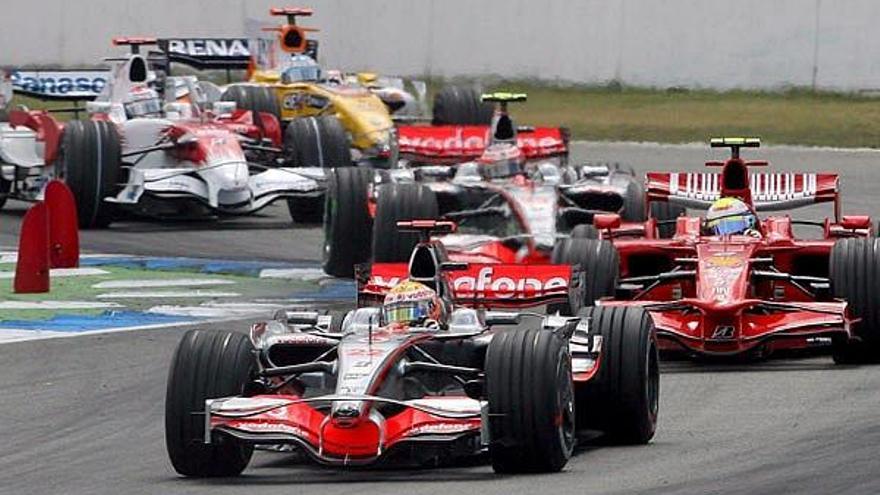 Lewis Hamilton toma una curva seguido por Kimi Raikkonen en el circuito alemán de Hockenheim.