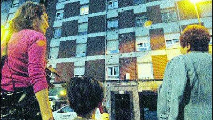 Vecinos delante del edificio desde el que cayó el pequeño lenense, la misma tarde del accidente.