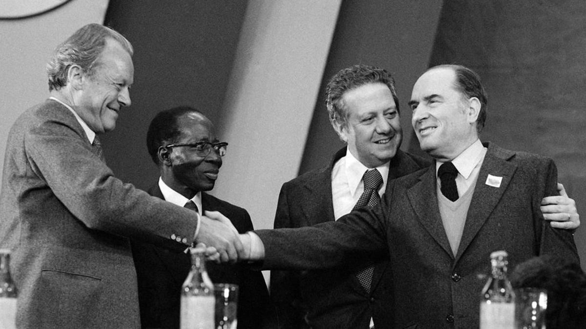 Imagen del 30 de octubre de 1979 en la que Mário Soares aparece junto a Willy Brandt, Leopold Senghor y François Mitterrand en un encuentro de líderes socialistas en Lisboa.