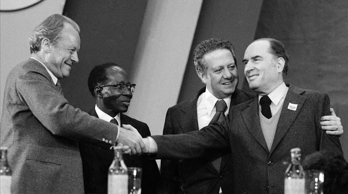 Imagen del 30 de octubre de 1979 en la que Mário Soares aparece junto a Willy Brandt, Leopold Senghor y François Mitterrand en un encuentro de líderes socialistas en Lisboa.