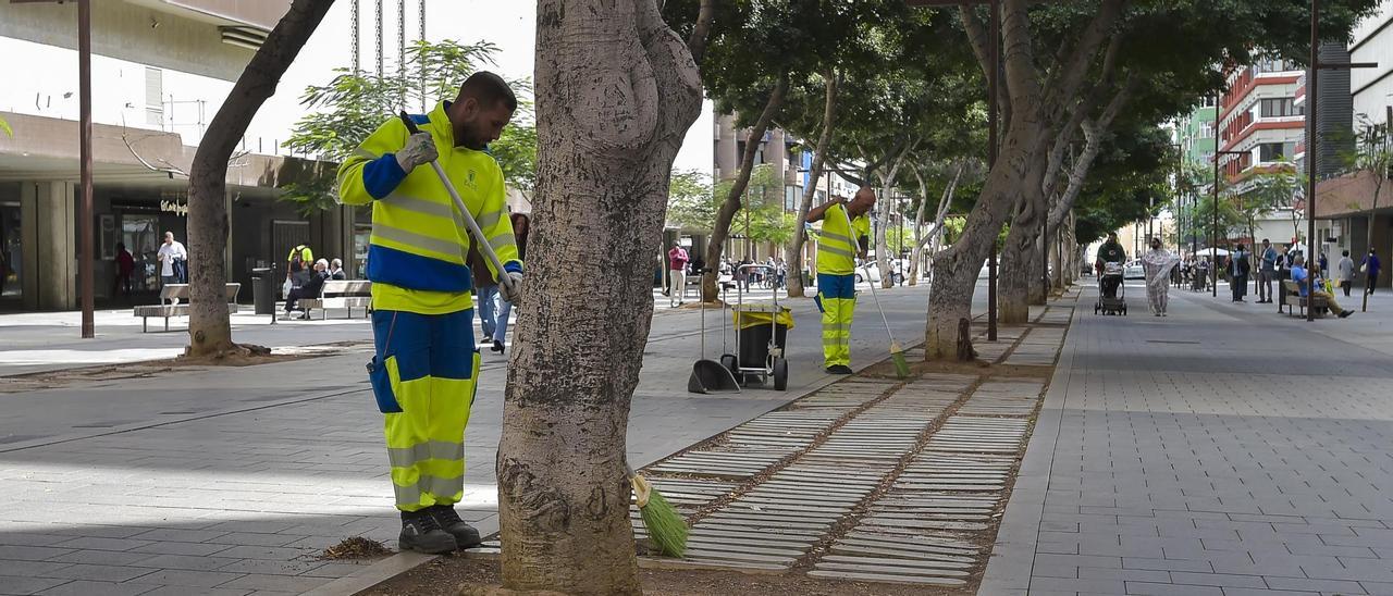 Trabajadores de limpieza en Mesa y López.