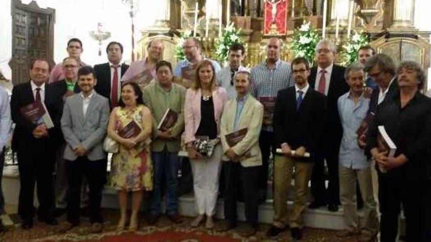 Grupo de participantes en la presentación de la obra.