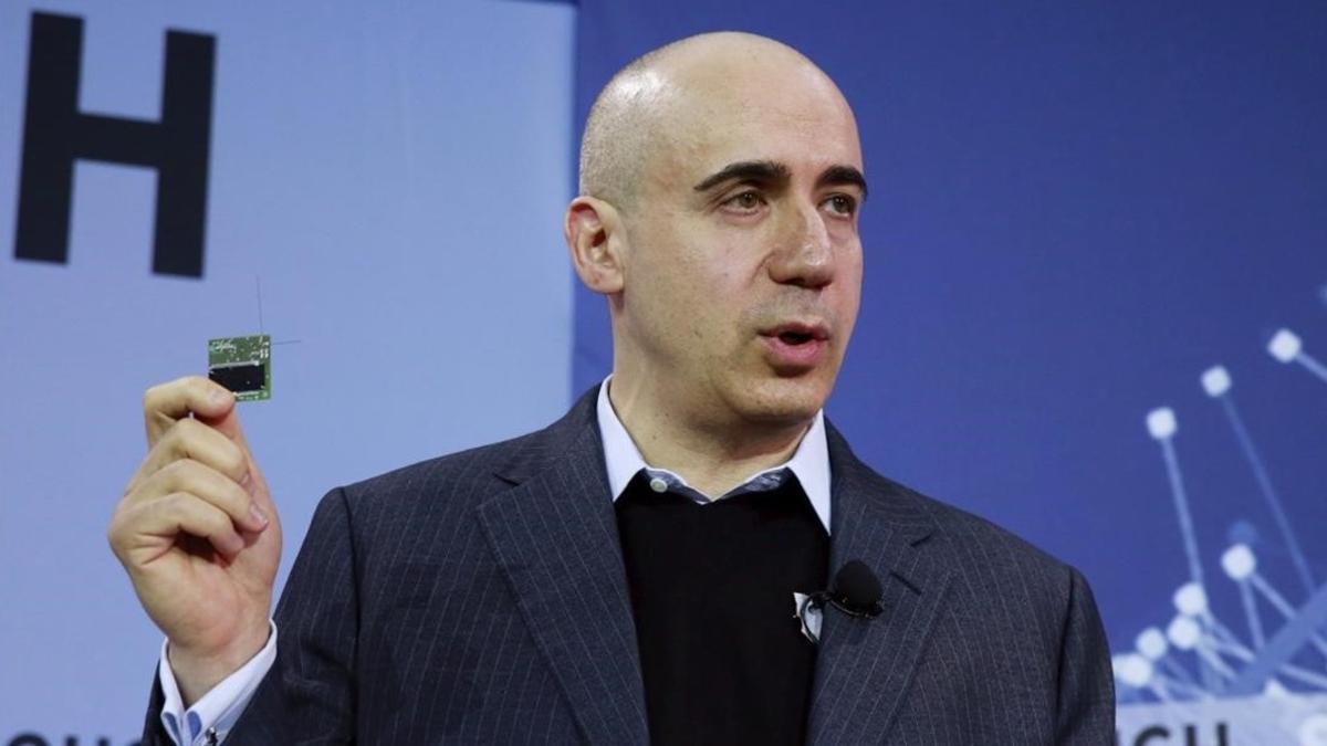 amadridejos33513214 investor yuri milner holds a small chip during an 160412205316