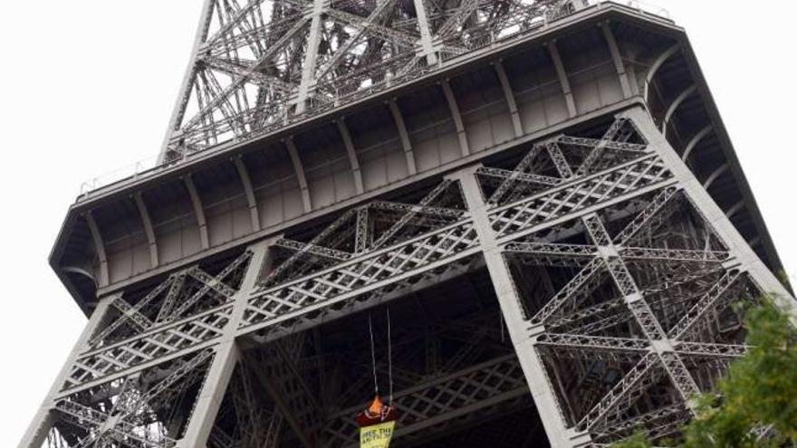 Greenpeace protesta desde lo alto de la torre Eiffel