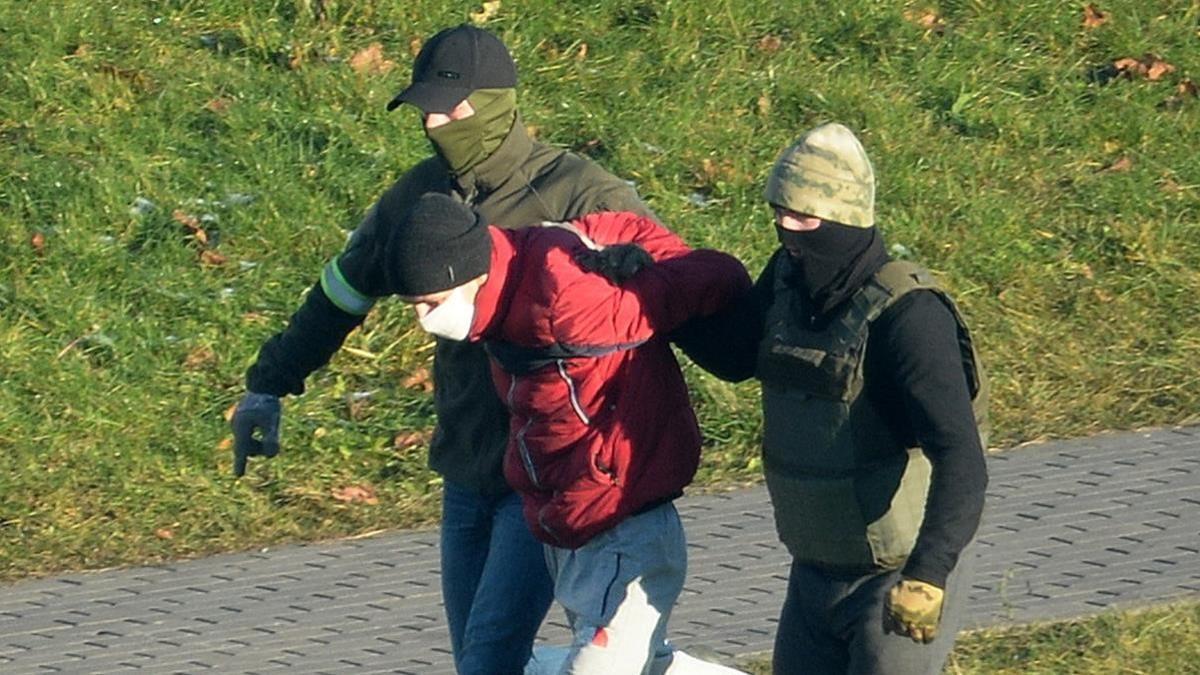 Minsk (Belarus)  06 12 2020 - Police detain a man during an anti-government rally in Minsk  Belarus  06 December 2020  Opposition activists continue their protests  calling for the resignation of President Lukashenko and new elections  (Elecciones  Protestas  Bielorrusia) EFE EPA STR