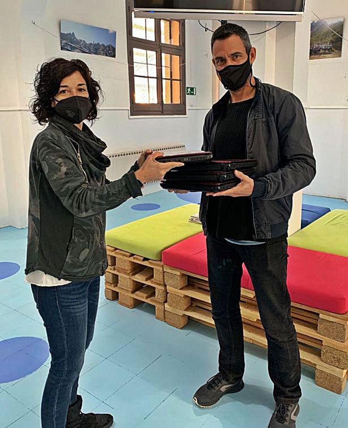 FEDAC Monistrol dona vint ordinadors portàtils a l’ONG You Can Save Them | REGIÓ7