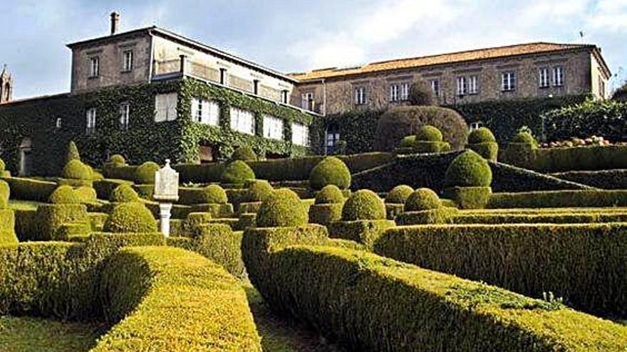 Vista del pazo de Xaz, en Oleiros.