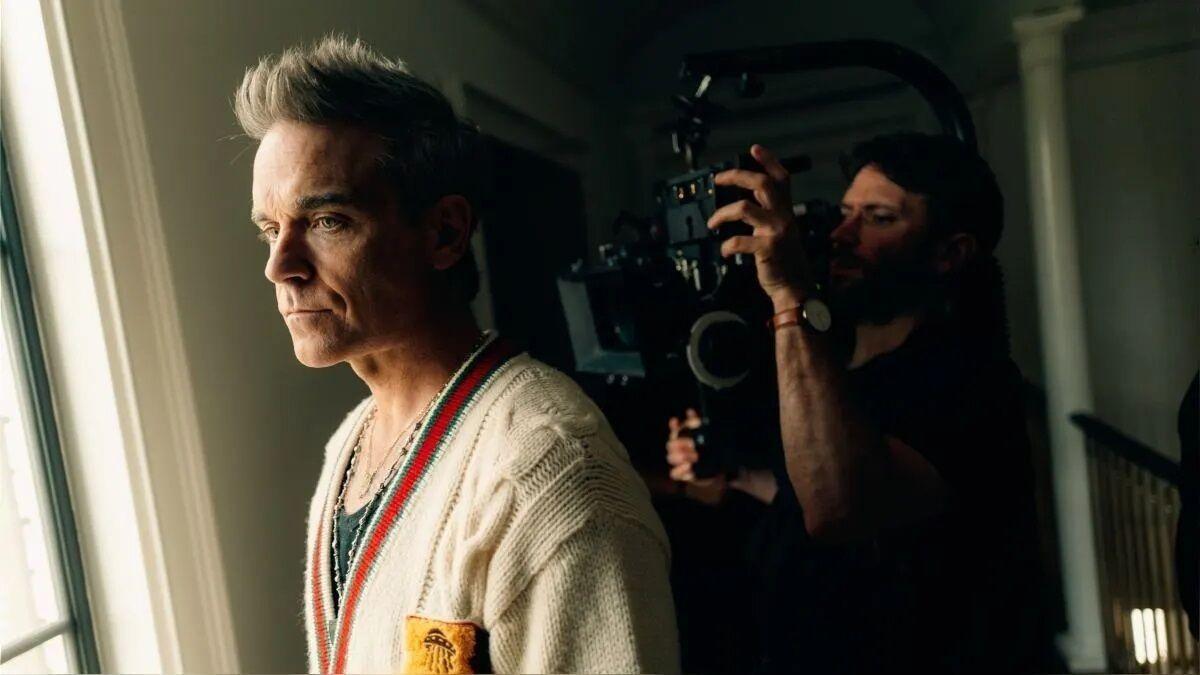 El cantante Robbie Williams en una escena de su documenal. Se pasa su docuserie en ropa interior en la cama de su mansión de Los Ángeles. DOCUMENTAL BIOGRAFICO. FAMOSOS
