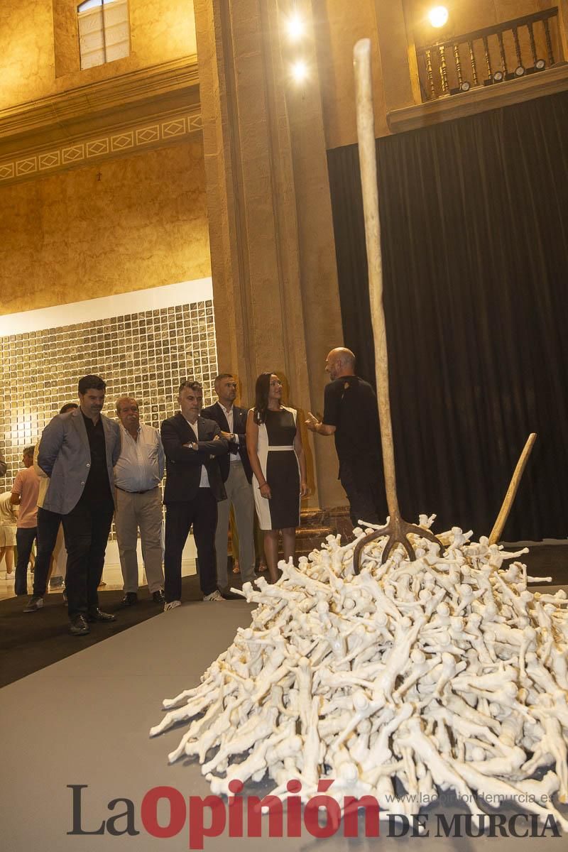 Así es la exposición 'Los Asomados' de Lidó Rico, que llega a Caravaca en su Año Jubilar