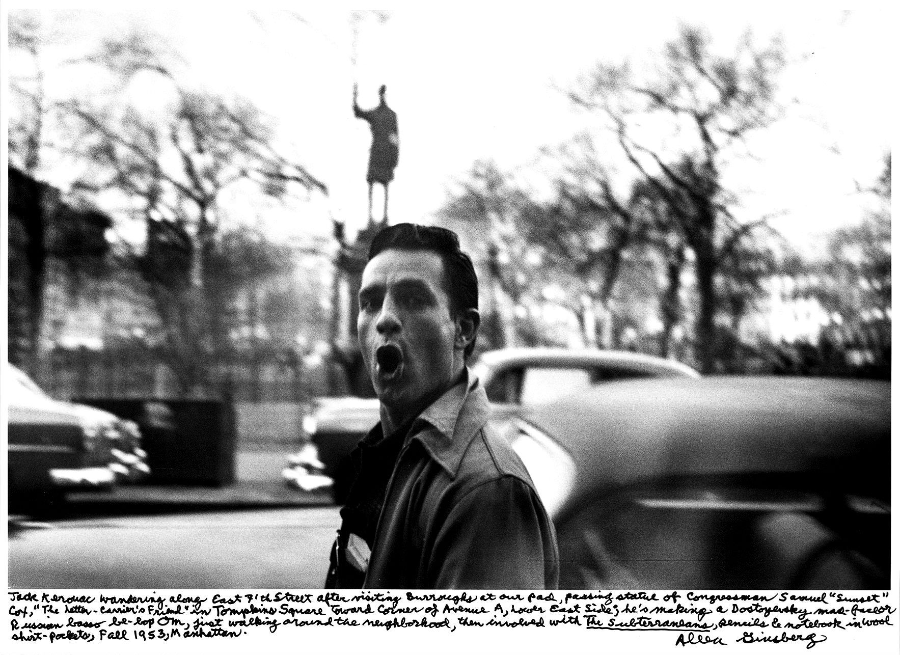 Allen Ginsberg fotografió a Jack Kerouac paseando por Manhattan en el otoño de 1953. Las anotaciones son del primero.