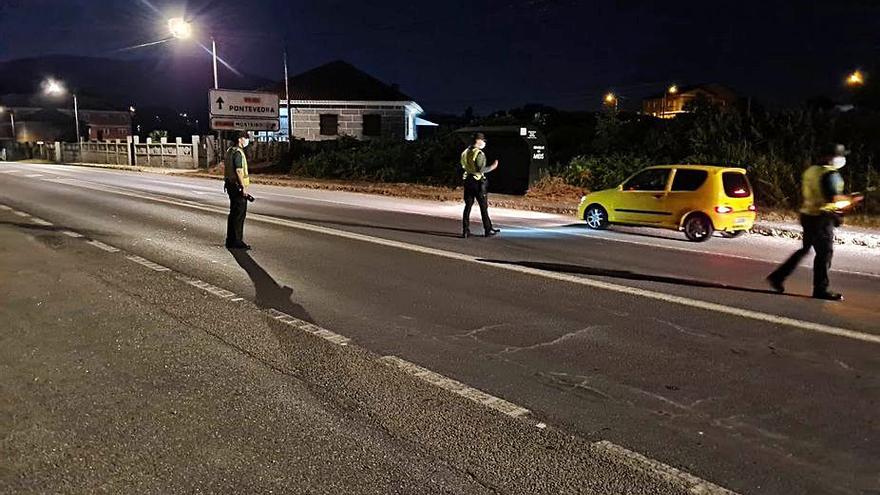 Un control nocturno de la Guardia Civil en Meis. |   //  M. MÉNDEZ