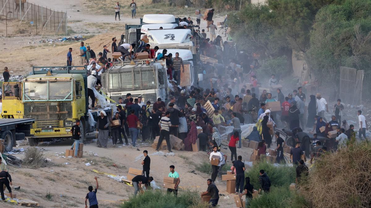 Palestinos asaltan camiones con comida que entran en Gaza