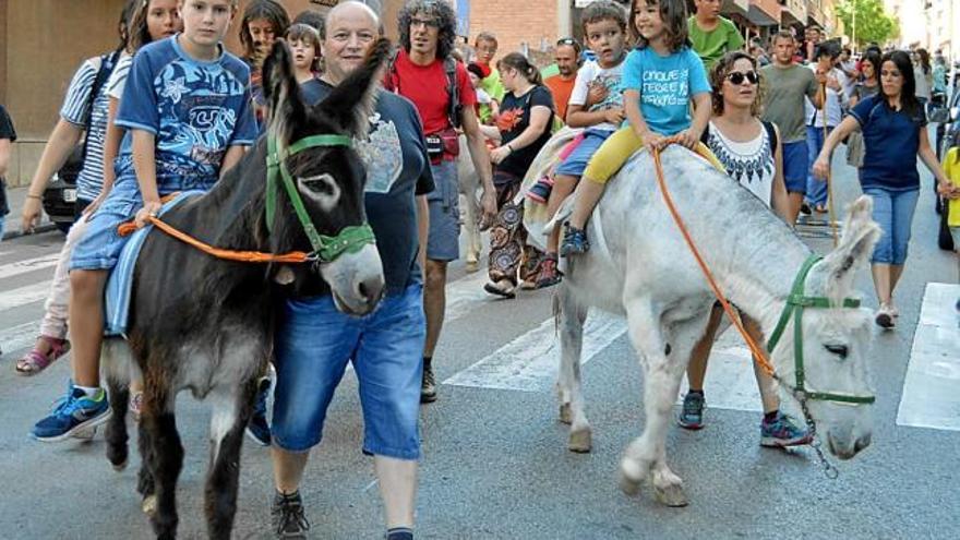 Els més menuts durant la passada d&#039;ahir al vespre