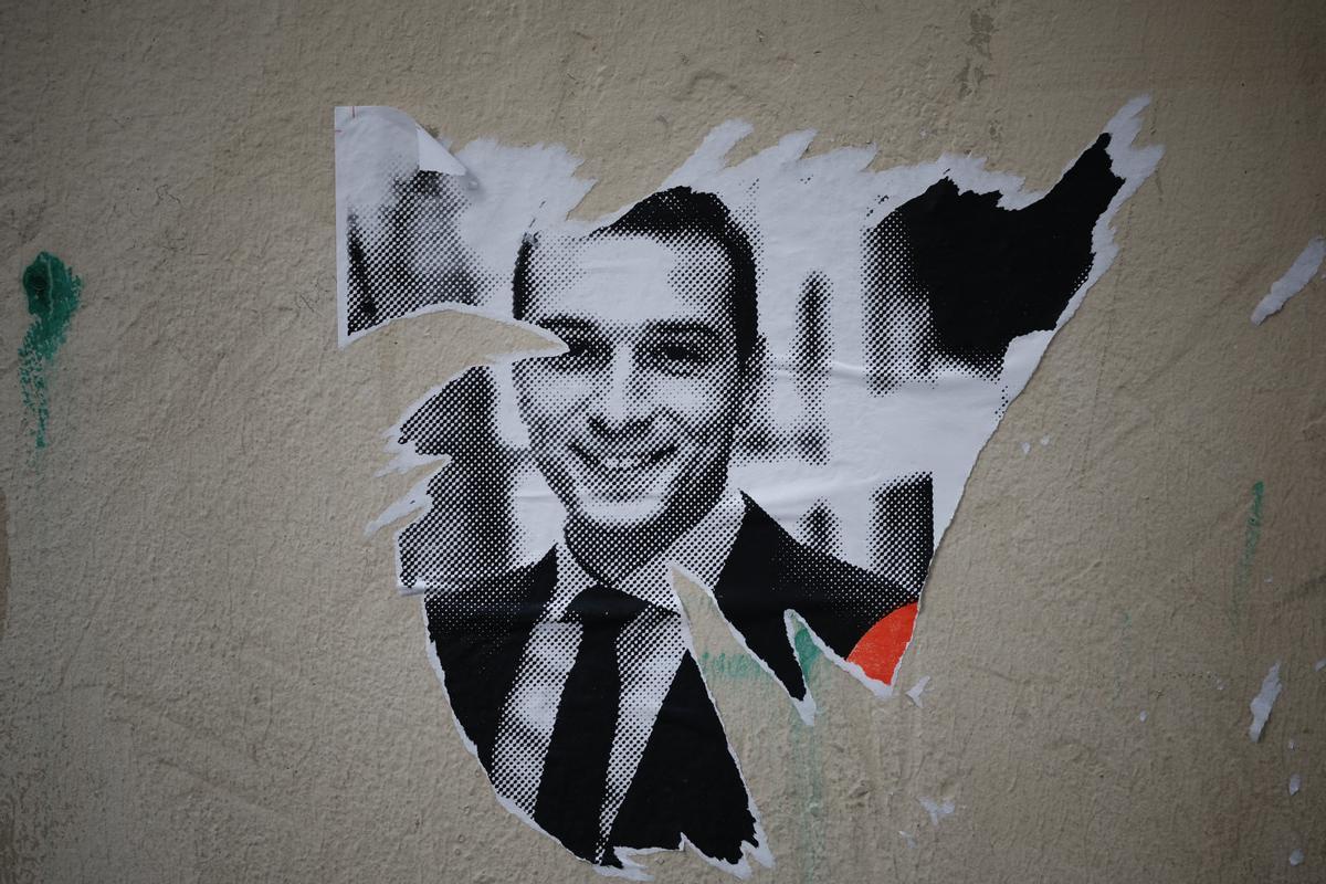 Un cartel con el rostro de Jordan Barcella, candidato a las elecciones francesas de Reagrupamiento Nacional, en París.