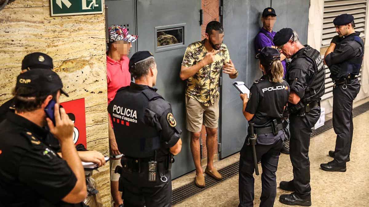 Dispositivo policial en el metro de Barcelona.