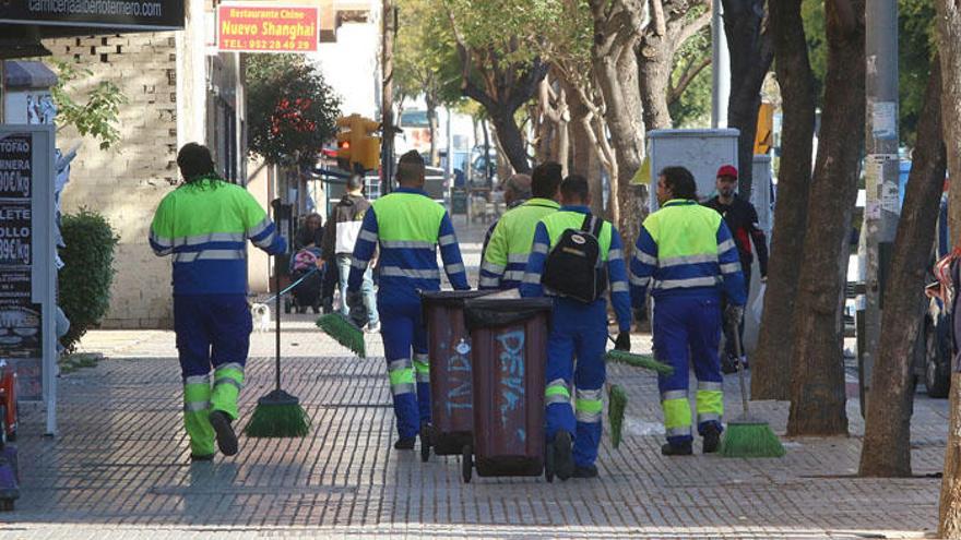 Un grupo de trabajadores de la empresa de limpieza de la capital malagueña.