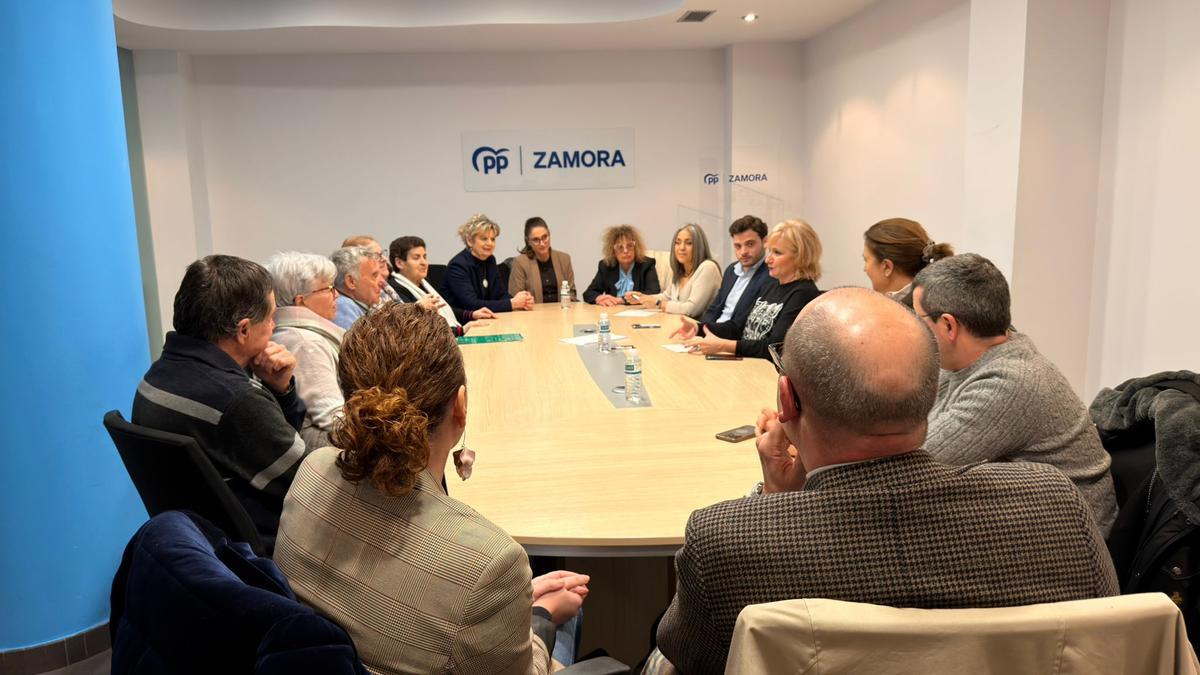 Reunión de Leticia García con colectivos de la tercera edad.