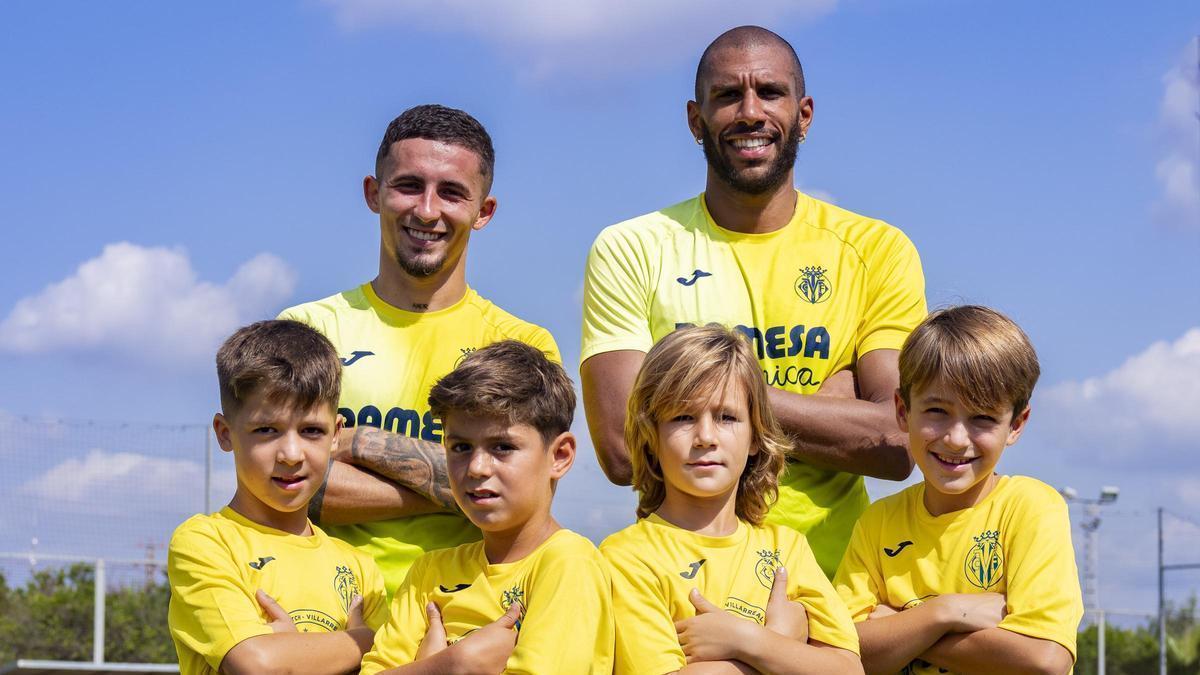 Yeremy Pino y Ettiene Capoue junto a varios 'groguets'.