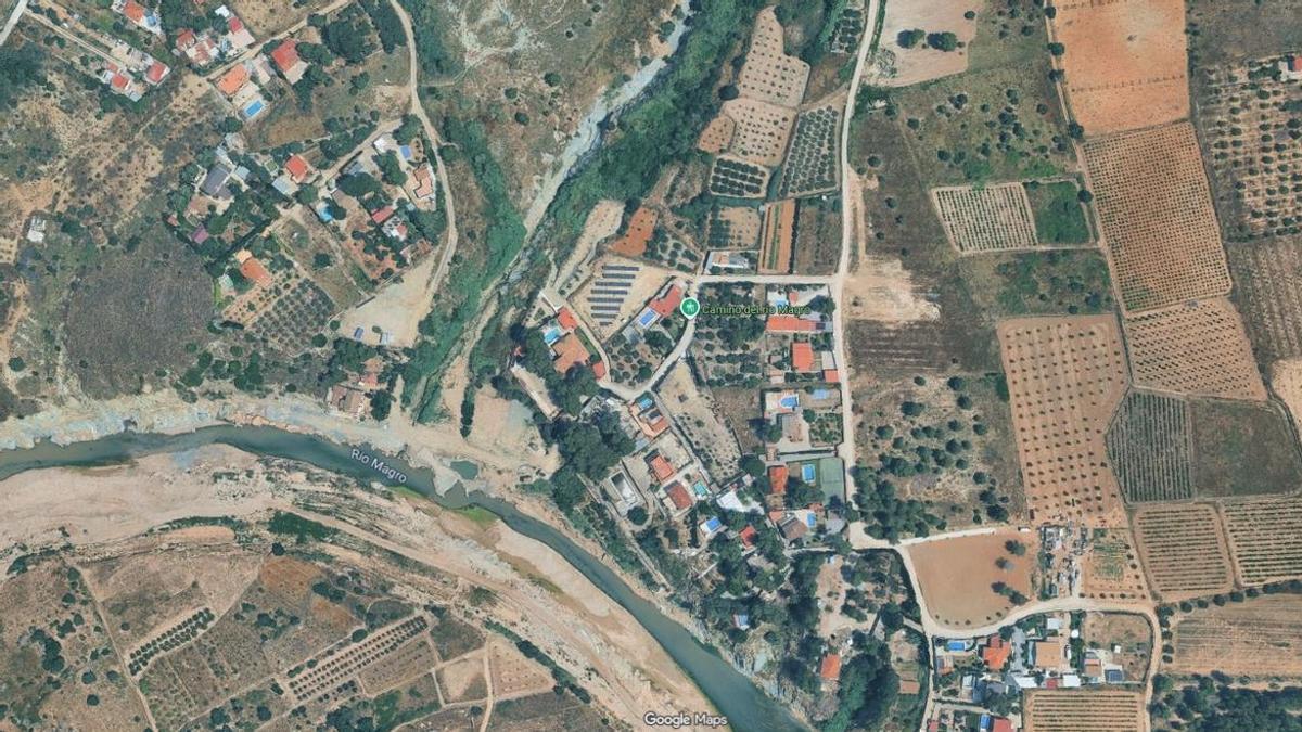 Vista áerea de una zona de diseminados con piscinas en el término municipa de Montroi.