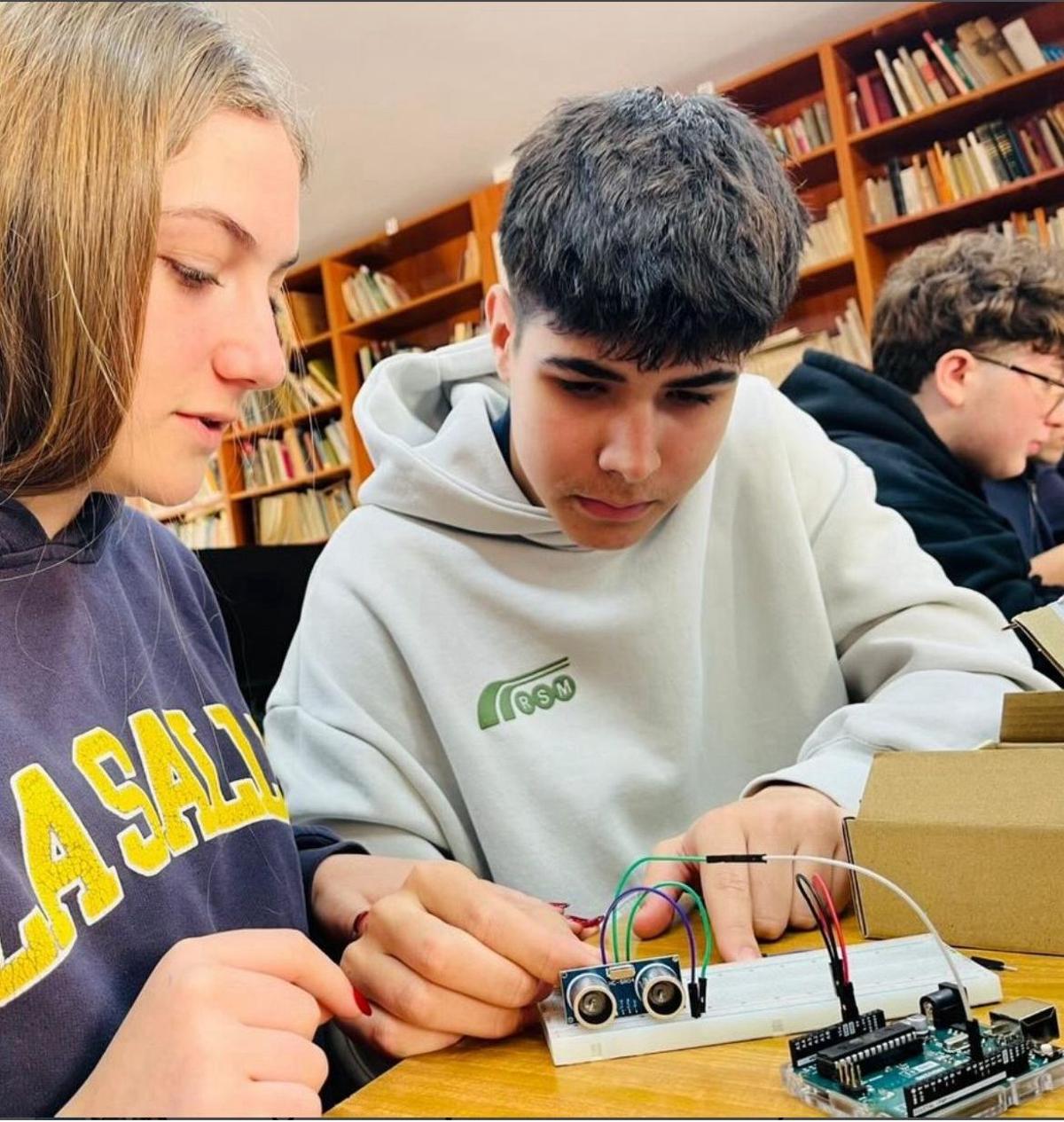 Las aulas son espacios flexibles y los educadores actúan como guías del crecimiento integral de cada estudiante.