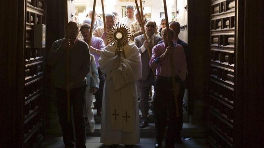 La procesión entra en la iglesia.