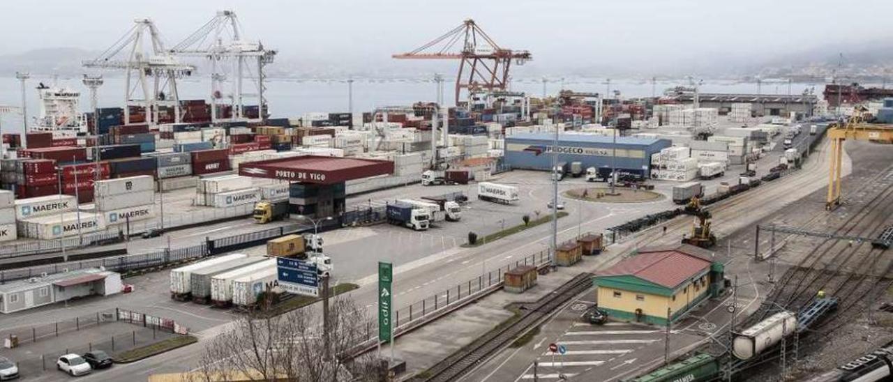 Vista del muelle de Guixar con los contenedores apilados. // Adrián Irago