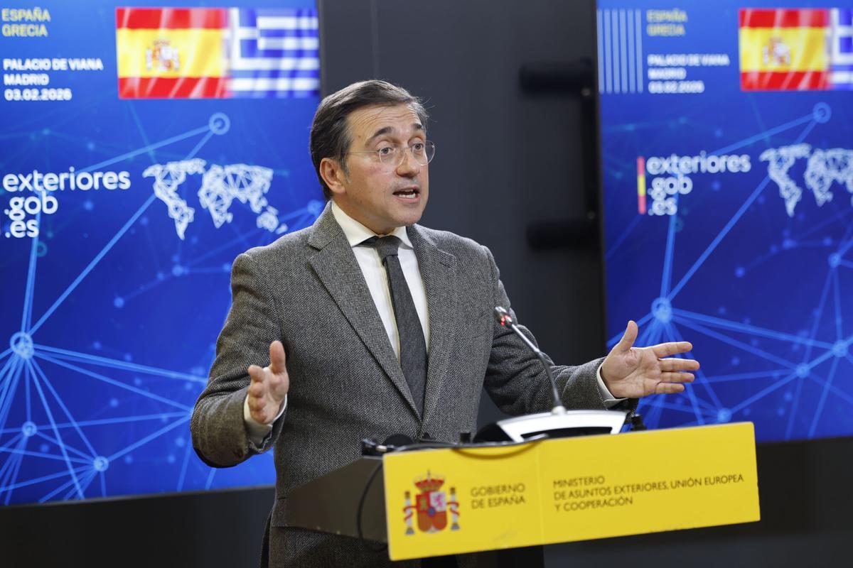 MADRID, 03/02/2026.- El ministro de Exteriores, José Manuel Albares (i) y su homólogo griego, Georgios Gerapetritis (d) durante la rueda de prensa ofrecida tras la reunión mantenida este martes en Madrid.