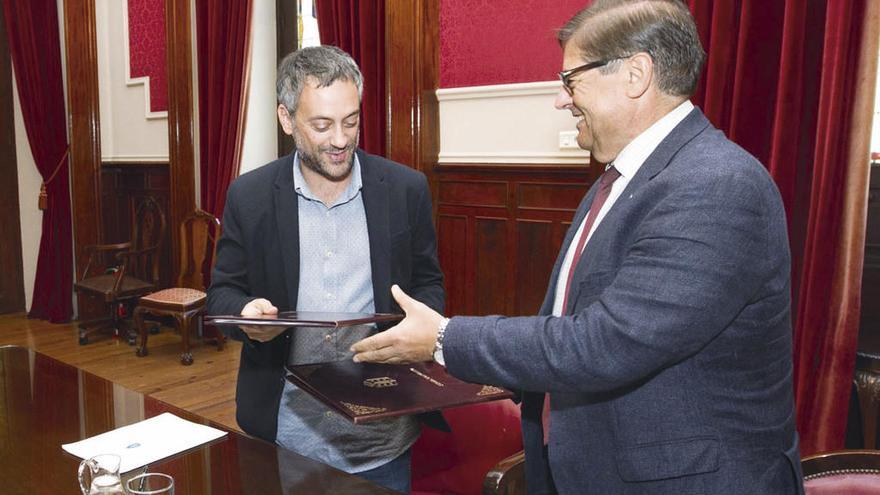 Xulio Ferreiro y Julio Abalde, en la firma del convenio para la creación de la Cátedra.