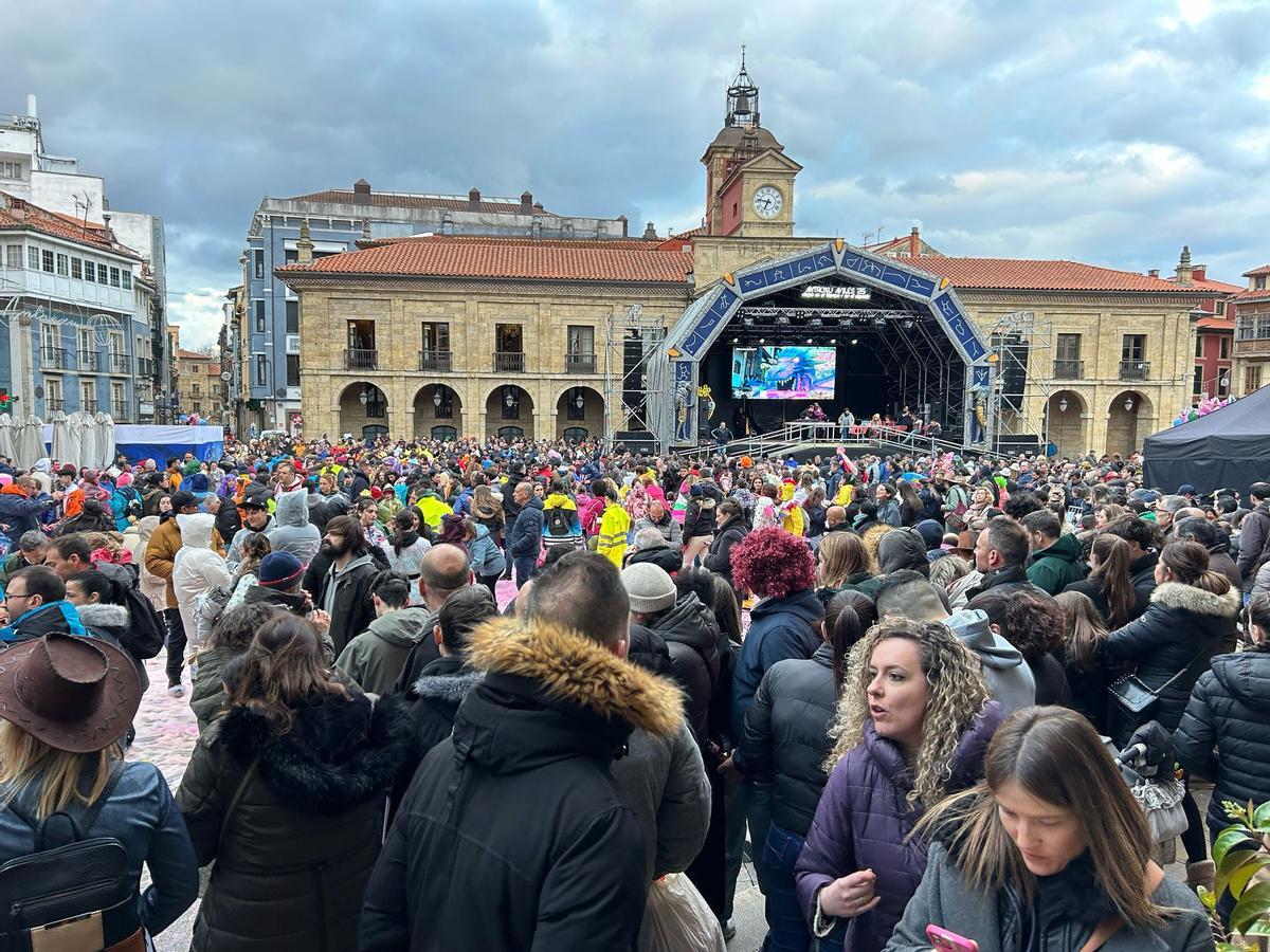 Ambiente en la plaza del Ayuntamiento durante una jornada festiva.