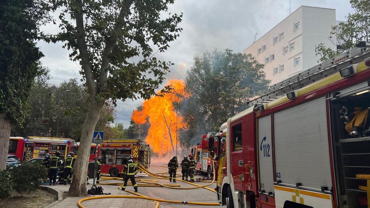 El incendio provocado por la explosión de una tubería de gas en la Ciudad Universitaria de Madrid.