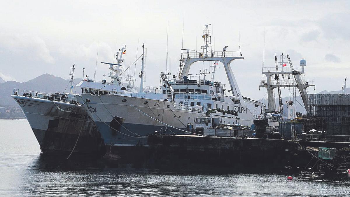 El “Sil”, amarrado en Cangas.