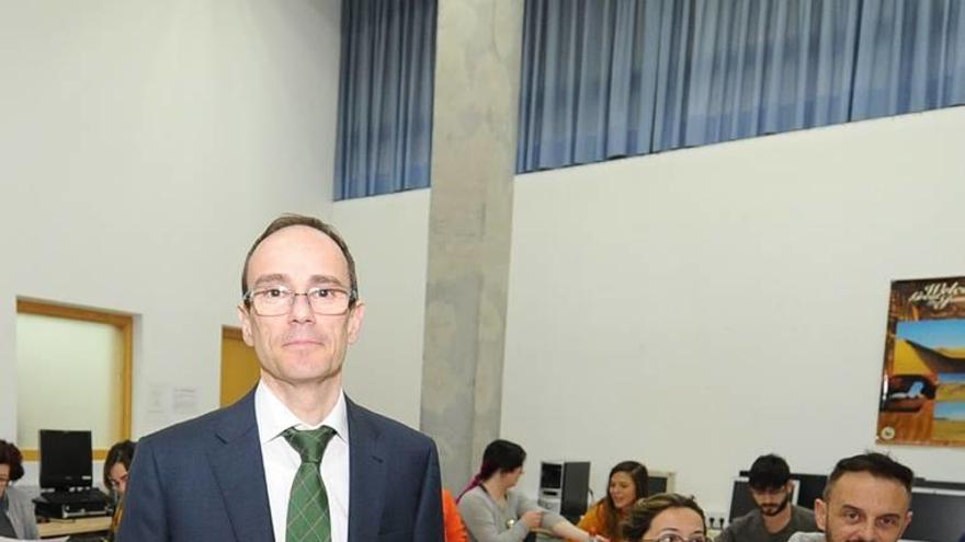 José Antonio Martínez-Oliva durante su clase de las siete de la tarde en Murcia.