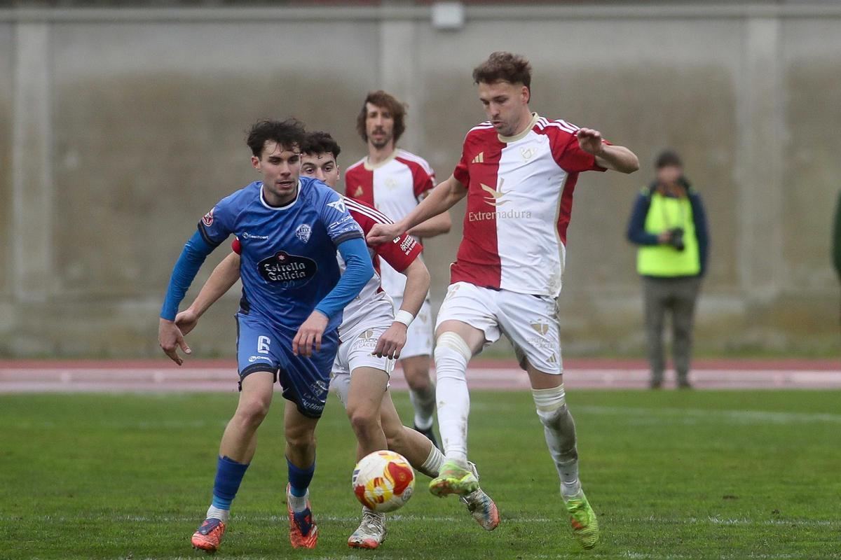 Nico Conesa intenta controlar el balón ante la presión de un jugador del Ourense.