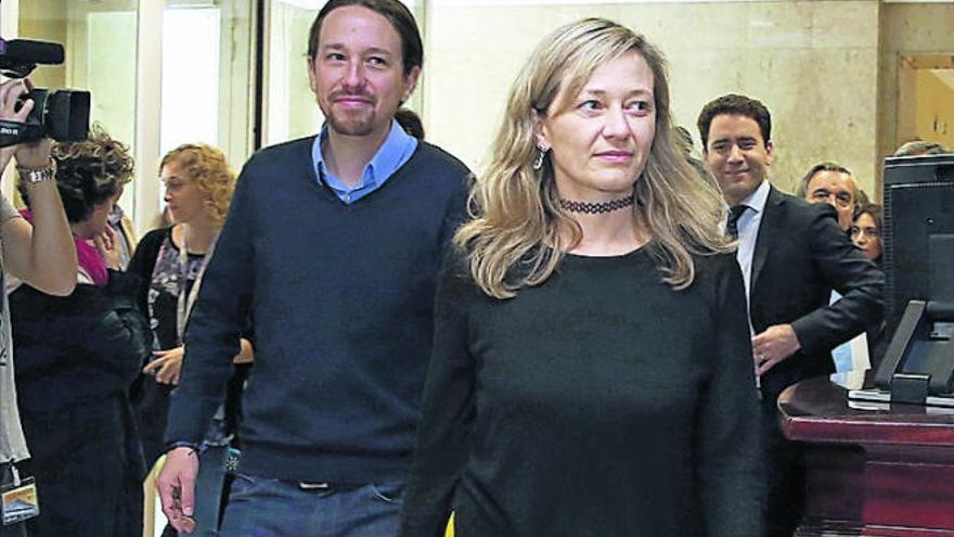 Victoria Rosell con Pablo Iglesias, en el Congreso.