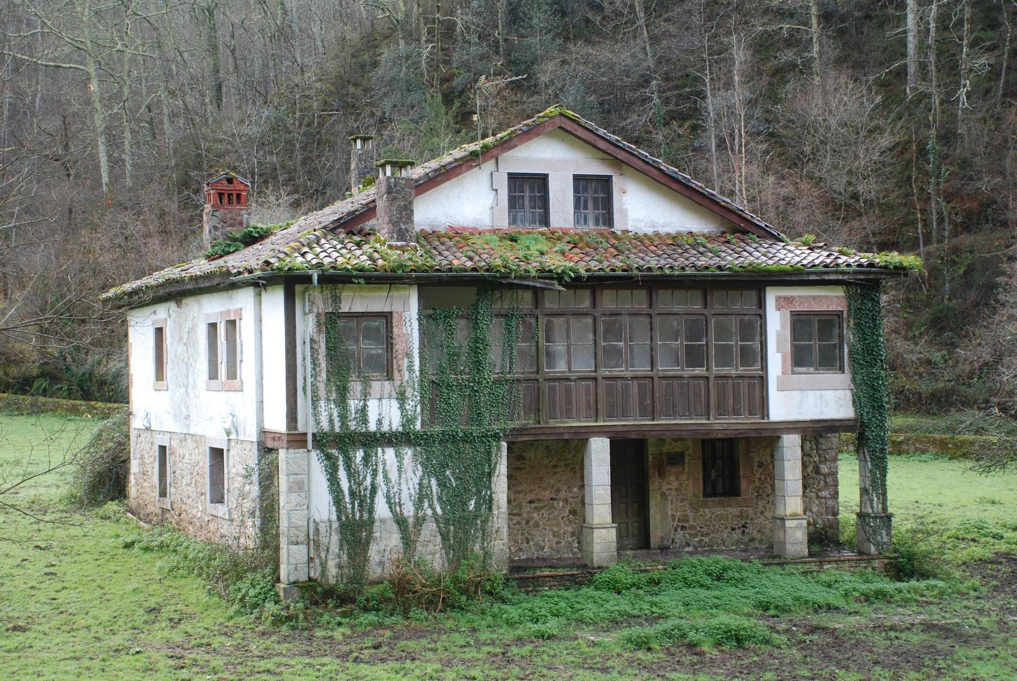 Abandono y dejadez en Covadonga: La casona de Les Llanes, en ruinas