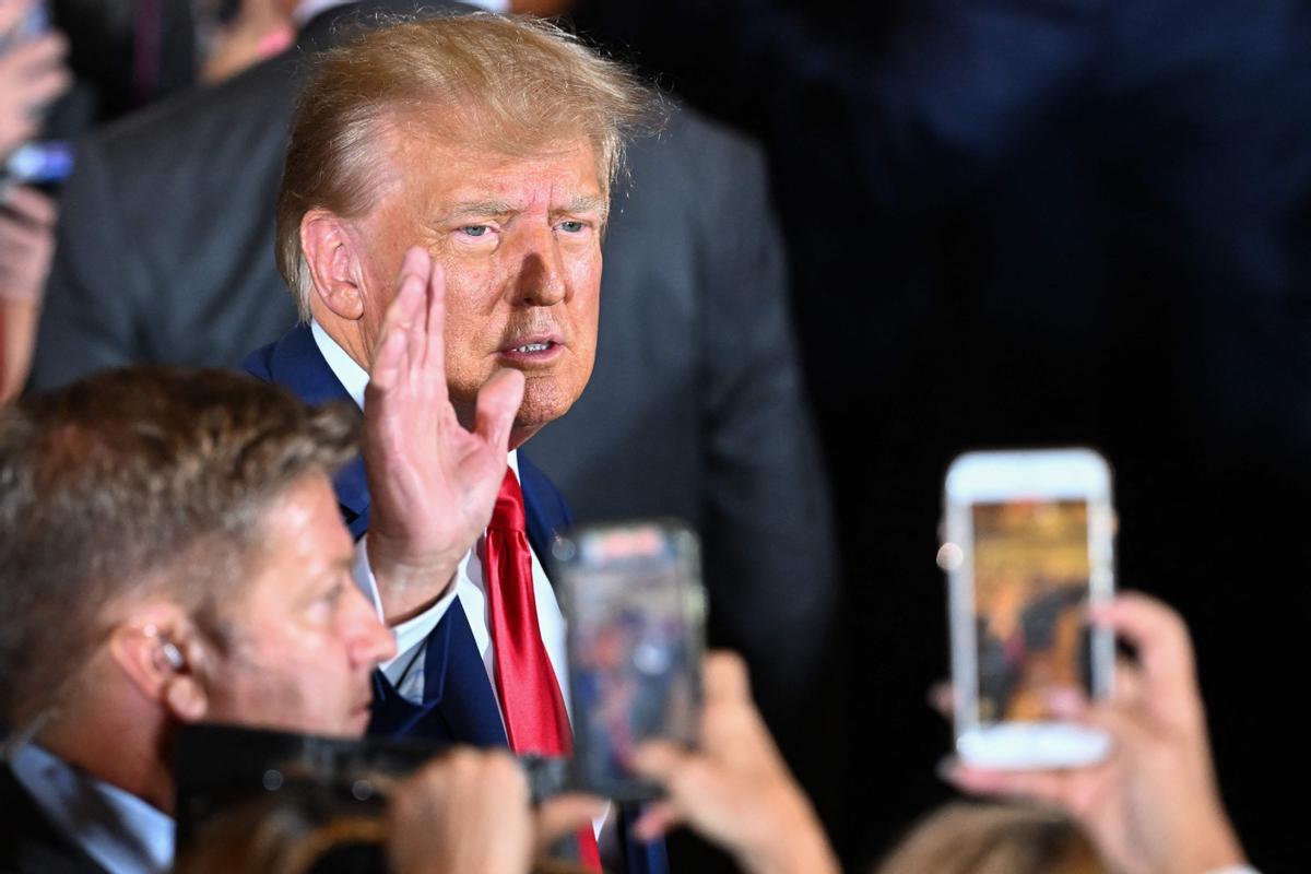 El expresidente de los Estados Unidos, Donald Trump, llega para hablar durante una conferencia de prensa luego de su comparecencia ante el tribunal por un supuesto pago de dinero secreto.