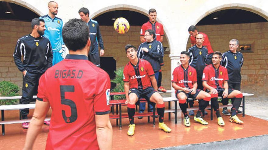 Marco Asensio juega con el balón sentando durante la sesión fotográfica realizada ayer en el Castell de Bellver.