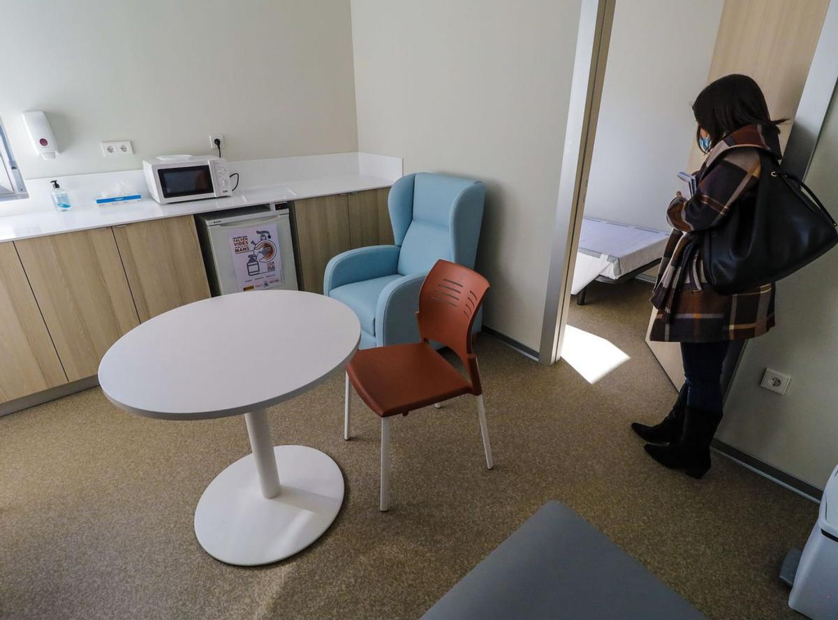 La planta se divide en un pasillo para hospitalizaciones y otro de consultas y observación. | JUANI RUZ