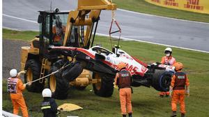El Haas de Mick Schumacher es retirado de la pista de Suzuka tras su accidente en el FP1