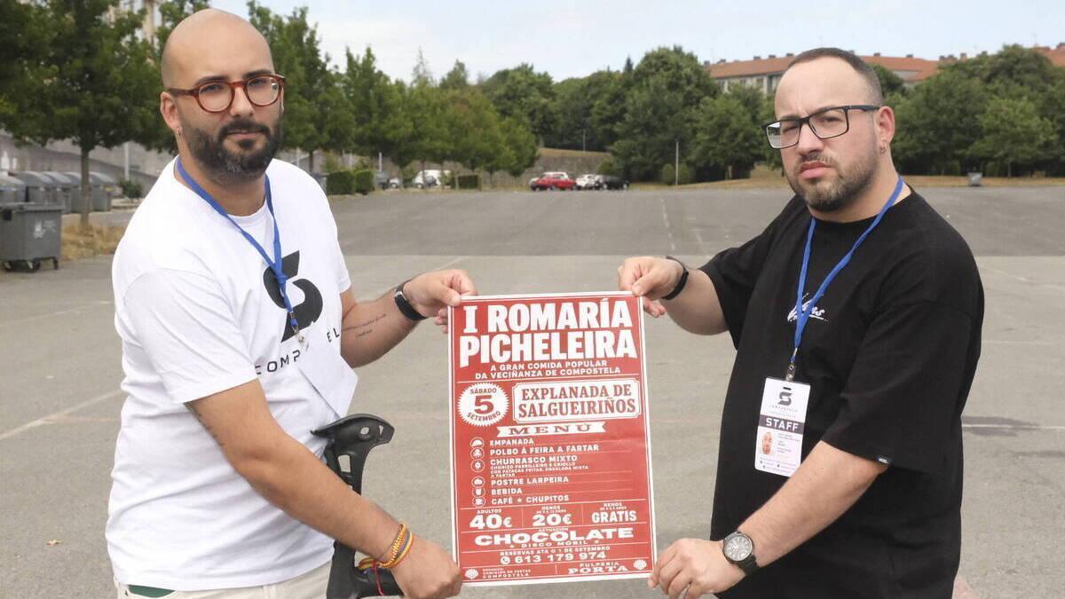 Adrián Mallo (iquierda) y Edgar Adrián Duarte, miembros de la Comisión de Fiestas Compostela, en Salgueiriños