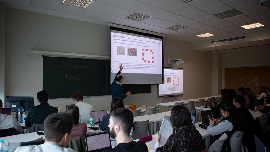 El Gobierno formará en Matemáticas y Lengua al profesorado mientras las recorta en la carrera de Magisterio