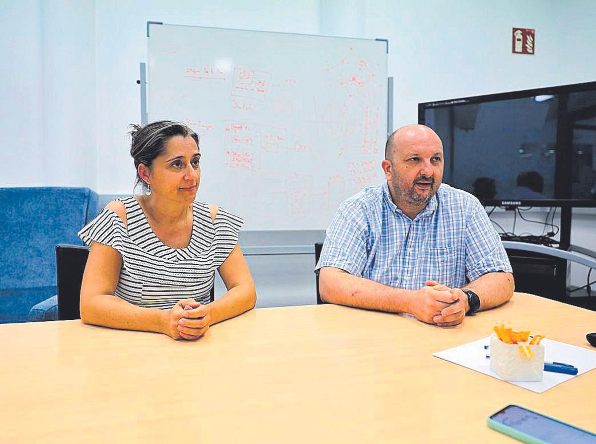 Los investigadores Paula Peña y Rafael del Hoyo.