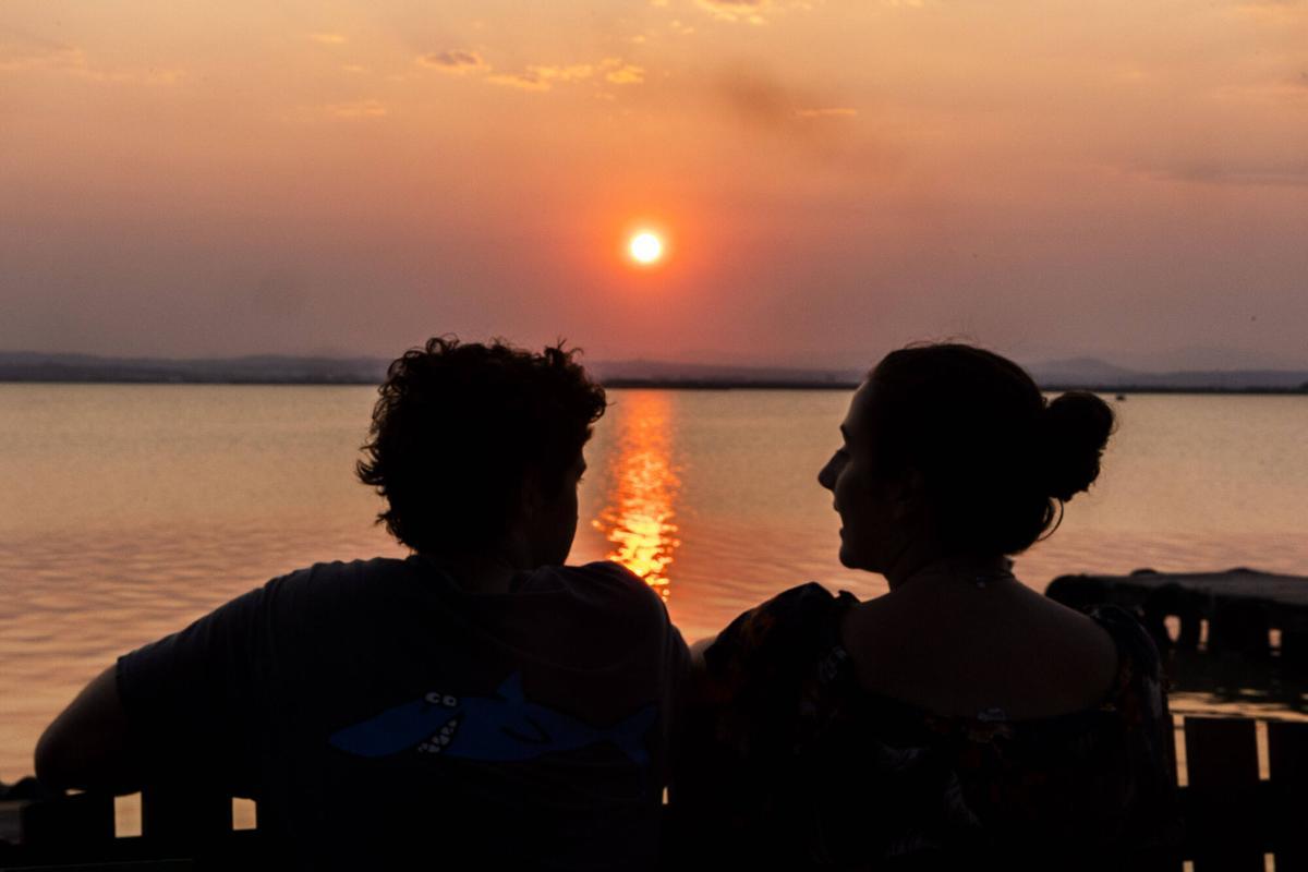 Valencia. VLC. Foto de archivo para el reportaje de anocheceres romanticos en Valencia. Atardecer en la Gola del Pujol de l'Albufera