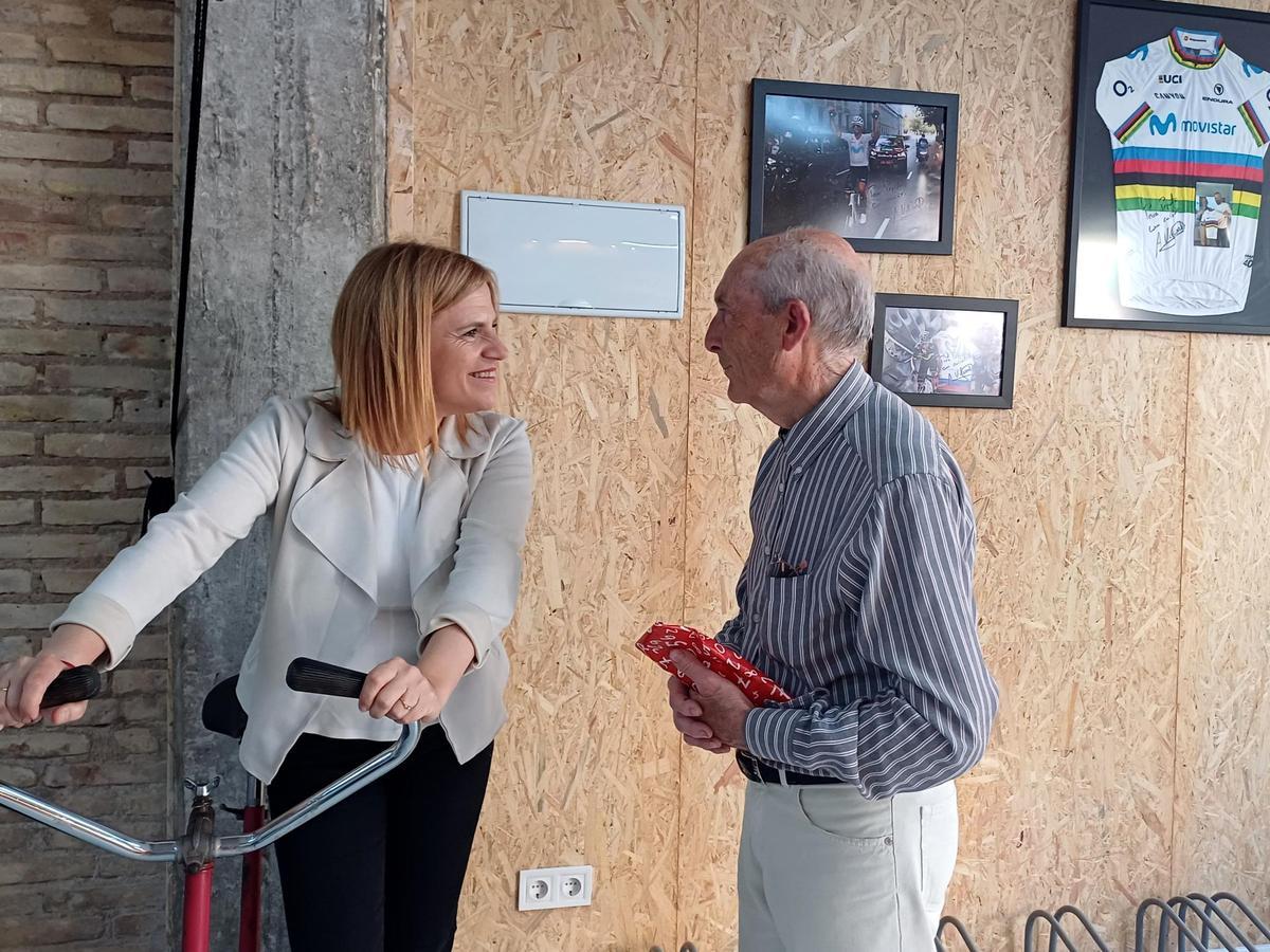 Pilar Bernabé con Pepito de Ciclos Vicent.