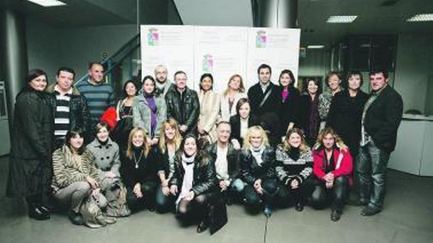 Los participantes en el concurso posan con la alcaldesa de Castrillón.