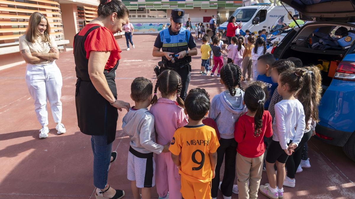 Muestra de la Policía Local a alumnado de Infantil del CEO Motor Grande. La concejala, Emily Quintana (pantalón blanco