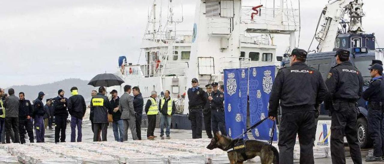 El alijo de cocaína incautado a bordo del &quot;Riptide&quot;, tras su desembarco en Vigo en junio de 2013. // M. Brea