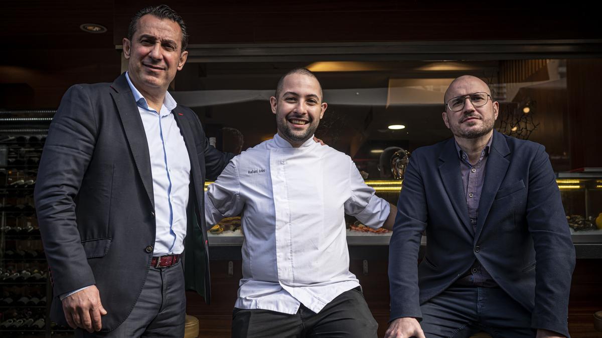 El cocinero Rafa Erbs, entre los hermanos Borja y Pedro Iglesias.